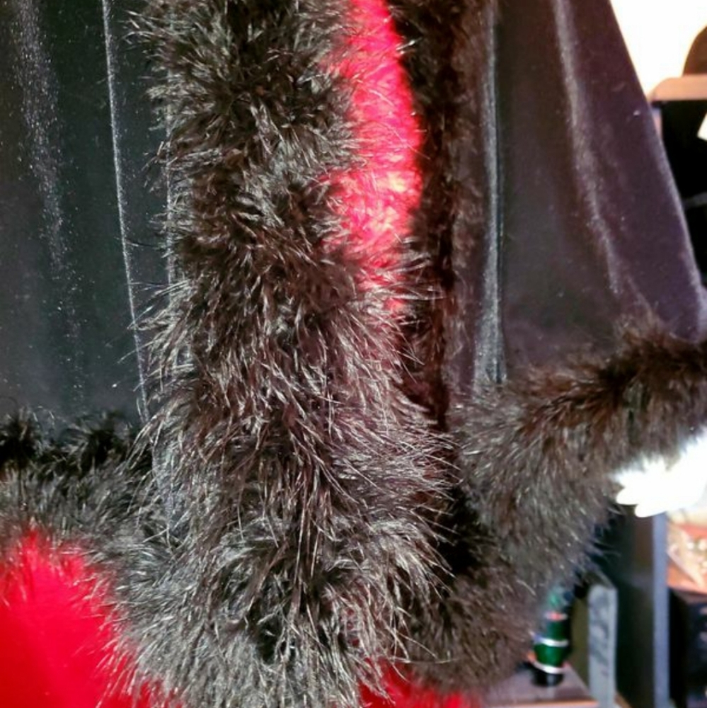 🖤Black Velvet Cape with Marabou feathers 🖤 - Picture 2 of 16